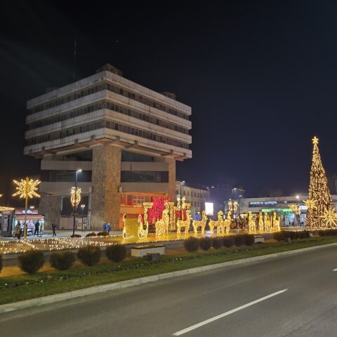 Centar Kruševca – zgrada Kocka i novogodišnja dekoracija