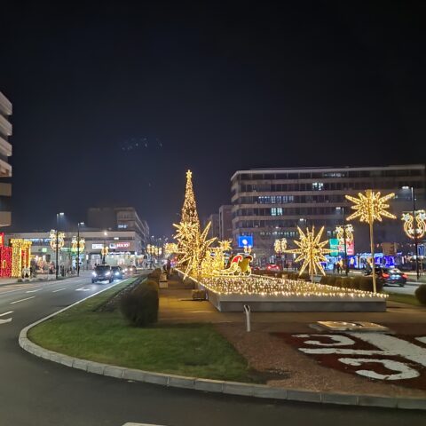 Kruševac centar, zimska noć i ukrašeni grad
